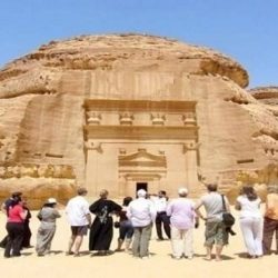 تعقيم وتطهير المسجد الحرام.. قصة تميز ينفذها 4 آلاف عامل وعاملة عشر مرات يومياً