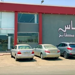فندق ريكسوس مارينا أبوظبي يعرض منحوتةً فنية للفنان العالمي لورينزو كوين