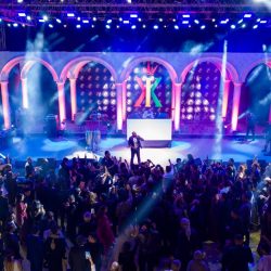 فندق ريكسوس مارينا أبوظبي يعرض منحوتةً فنية للفنان العالمي لورينزو كوين