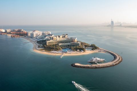 فندق وأجنحة ريكسوس النخلة دبي يتعاون مع أرابيان أدفنتشرز لتقديم تجربة صحراوية مجانية لضيوفه