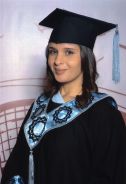 فنانة تشكيلية مصرية تتخرج من جامعة زايد في الفنون الجميلة