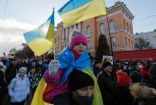 آلاف الأوكرانيين، حاملين علم بلادهم، في مسيرة بوسط كييف
