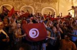 التونسيون يؤيدون دستورهم الجديد ويفرحون