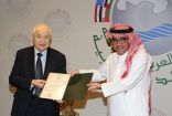 رئيس المنظمة العربية للسياحة يمنح الدكتور طلال أبو غزالة وسام السياحة العربية من الدرجة الاولى