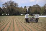 ” روبوت ” عملاق يحدث ثورة في قطاع الزراعة  يحرث الارض ويزرع البذور ويحصد المحاصيل